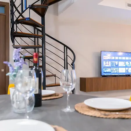Florette 1br With Stunning Lounge Terrace By Arcobnb *