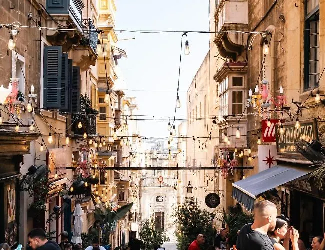 Florette 1br W Stunning Lounge Terrace By Arco Collection Apartment